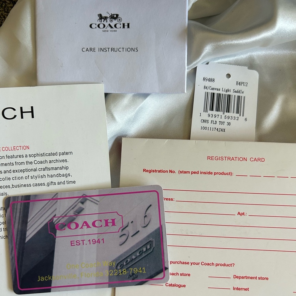 Coach Field Tote Leatherware NEW WITH TAG
COMES WITH POUCH, STRAP AND DUST BAG - Picture 3 of 13